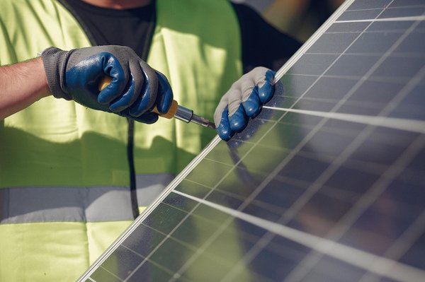 Panneau solaire photovoltaïque : solutions pour réduire vos coûts énergétiques